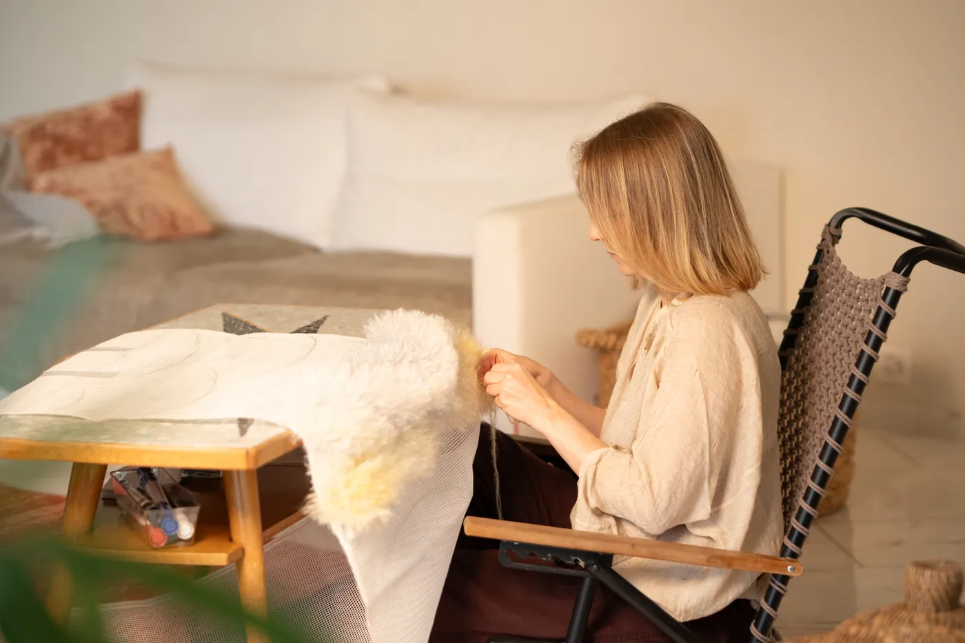 Marisa Wieland bei der Arbeit an einem textilen Wandrelief aus Wolle